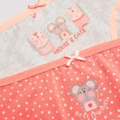 Conjunto roupa interior rosa com bolinhas brancas, ilustrações de gatos e rato, texto 'MOUSE & CATS' e 'Best friends'