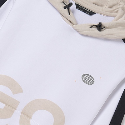 Sweatshirt branca com capuz bege e detalhes pretos, com estampa e texto na frente.