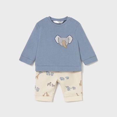 Conjunto de roupa infantil azul e bege com estampado de elefantes e outros animais