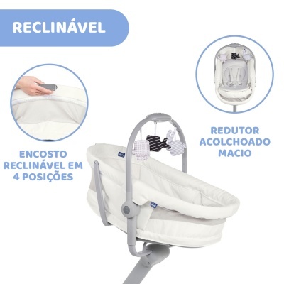Berço reclinável branco acolchoado com estrutura cinza e móbile com peluches