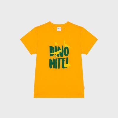 T-shirt laranja com estampado verde e amarelo, texto DINOMITE! e silhuetas de dinossauros
