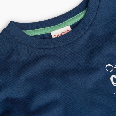 Camisola azul escura com gola redonda e detalhe verde na gola