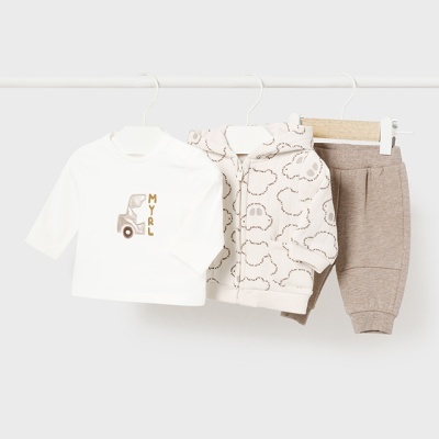 Conjunto de roupa infantil com camisola creme, casaco com padrão de nuvens e calças castanhas