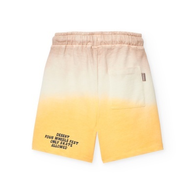 Calções em tecido com padrão degradê bege e amarelo com bolso e texto preto
