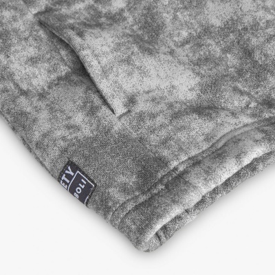 Peça de roupa cinzenta texturizada com etiqueta preta CITY SOUL