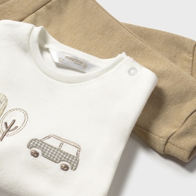 conjunto de bebé branco e bege com estampado de carro e árvore