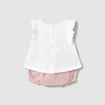 Conjunto de roupa de bebé branca e rosa claro
