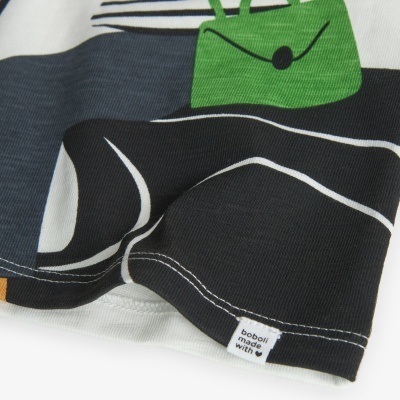 Peça de vestuário com padrão colorido e etiqueta Boboli