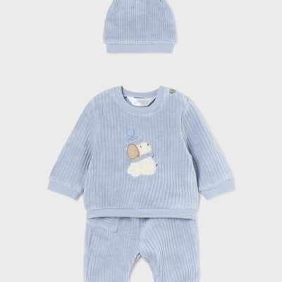 Conjunto bebé azul claro com camisa, calças e gorro com pompons