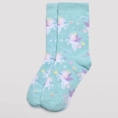 Meias verdes com padrão de unicórnios e corações amarelos e rosas