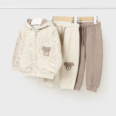 Conjunto infantil com casaco de capuz bege com desenhos de ursinhos e dois calções de malha, um bege e outro castanho.