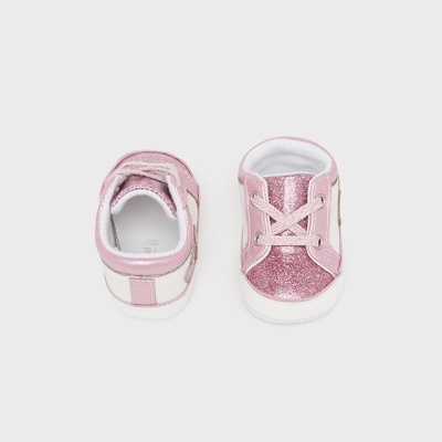 Sapatinhos de bebê rosa e branco com velcro e detalhes brilhantes