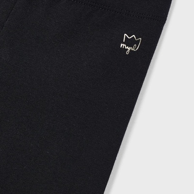 Peça de roupa preta com logótipo branco bordado de gato e 'mybl'