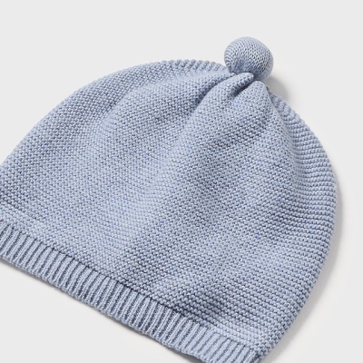 Gorro de malha azul claro com pompom