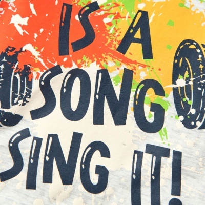 tecido estampado com texto colorido e manchas de tinta