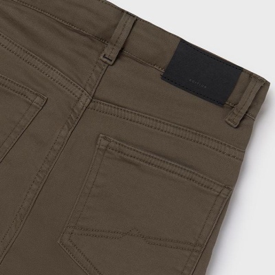 Calças castanhas de algodão com bolso traseiro e etiqueta preta na cintura