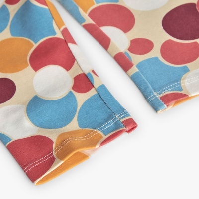 Bainhas de roupa com padrão colorido de círculos