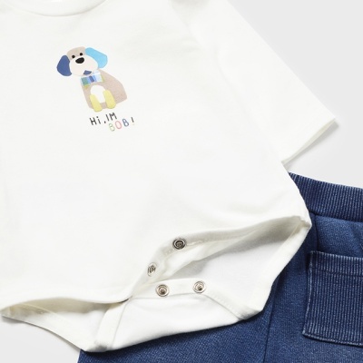 Conjunto de bebé com body branco e calças azuis