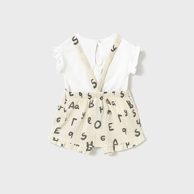 Conjunto infantil branco com calção bege às letras pretas