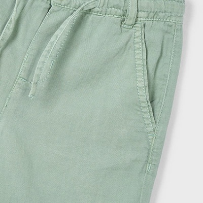 Calças verdes claras com cintura elástica e bolsos frontais