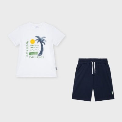 Conjunto infantil com t-shirt branca estampada e calções azul escuro.