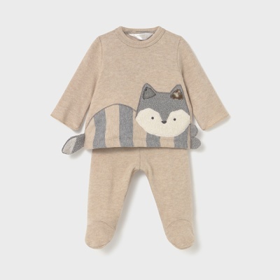 Conjunto de bebé bege com raposa cinzenta e creme aplicado na camisola, calças compridas com pés