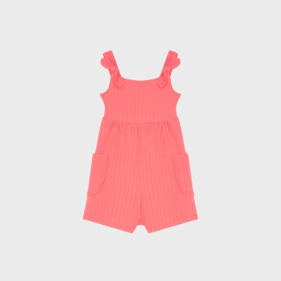 Macacão curto rosa com alças franjadas e bolsos frontais
