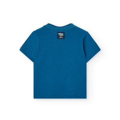 T-shirt azul para criança com etiqueta preta na parte de trás do pescoço