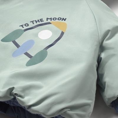 Casaco infantil verde claro com estampa de foguete e texto