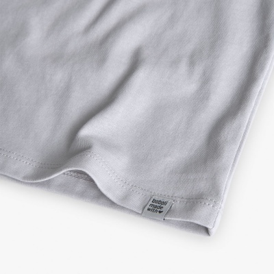 Extremidade inferior de t-shirt cinzenta clara com etiqueta 'boboli made with ♡'