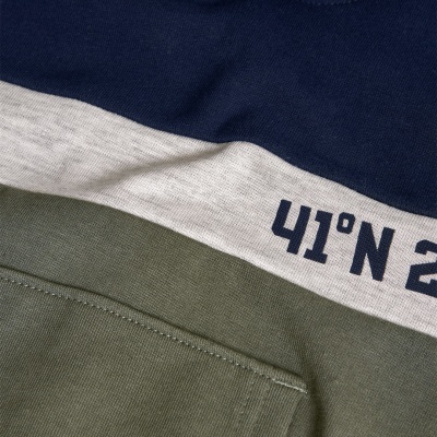 Detalhe de roupa colorida com texto impresso