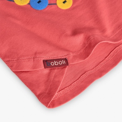 Peça de vestuário cor de salmão com etiqueta boboli e círculos coloridos