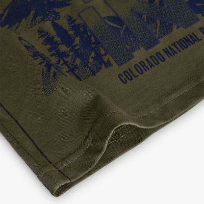 Detalhe da bainha de t-shirt verde com estampa azul e texto