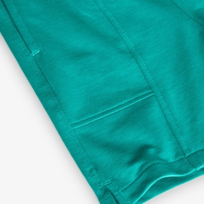 Detalhe de tecido verde água com costuras visíveis