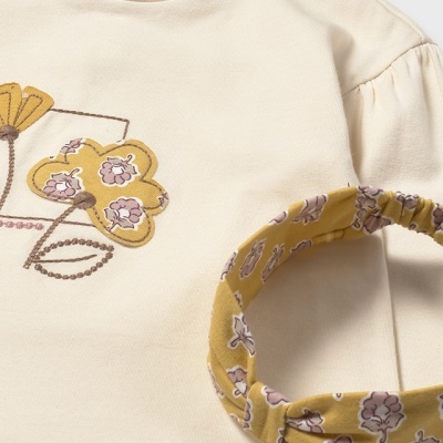 Camisola infantil creme com flores bordadas e faixa de cabelo floral amarela