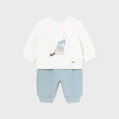 Conjunto de roupa de bebé branco com baleia azul e calças azuis claras