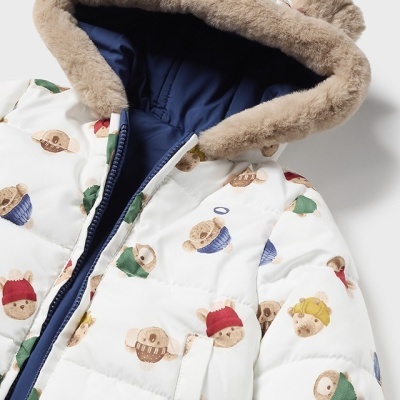 Casaco de bebé branco acolchoado com padrão de ursos coloridos e capuz com pelo castanho
