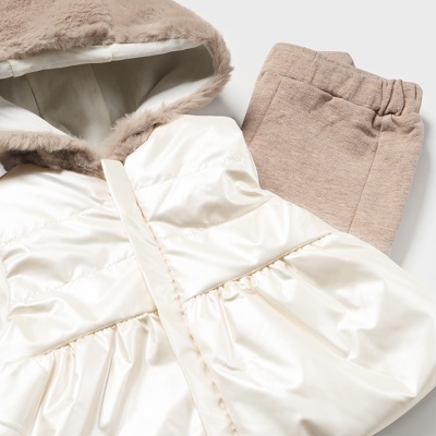 Conjunto de casaco branco com capuz felpudo bege e calças bege