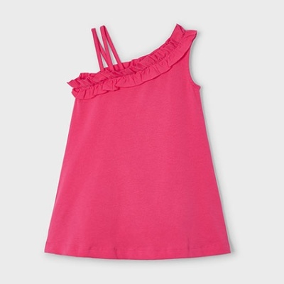 Vestido rosa com folhos no decote e alças finas sobre fundo branco