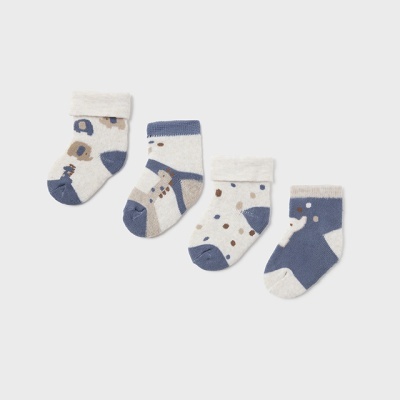 Conjunto de quatro pares de meias de bebé em tons azuis, brancos e bege com padrões de animais e pontos