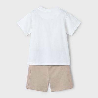 Conjunto infantil com t-shirt branca e calções bege