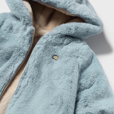 Casaco curto azul seco de tecido felpudo com capuz e interior bege