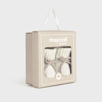 Caixa bege com meias de bebé brancas em malha com laços cinzentos da marca Mayoral Newborn