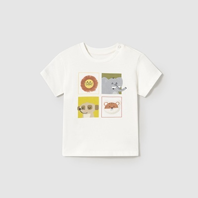 Camiseta infantil branca com desenhos de animais coloridos