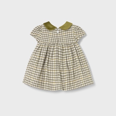 Vestido bebê xadrez cinza e verde com gola verde oliva e botão branco