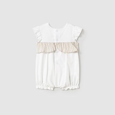 macacão de bebé branco com folhos e faixa bege texturada