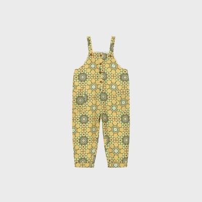 Macacão infantil amarelo com padrão floral e alças