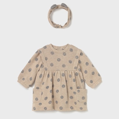 Vestido bege com bolinhas cinzentas e faixa de cabelo combinando para bebé