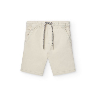 Calções bege claros com cordão na cintura sobre fundo branco