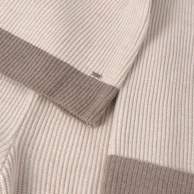 Peça de roupa em malha canelada bege e castanho claro